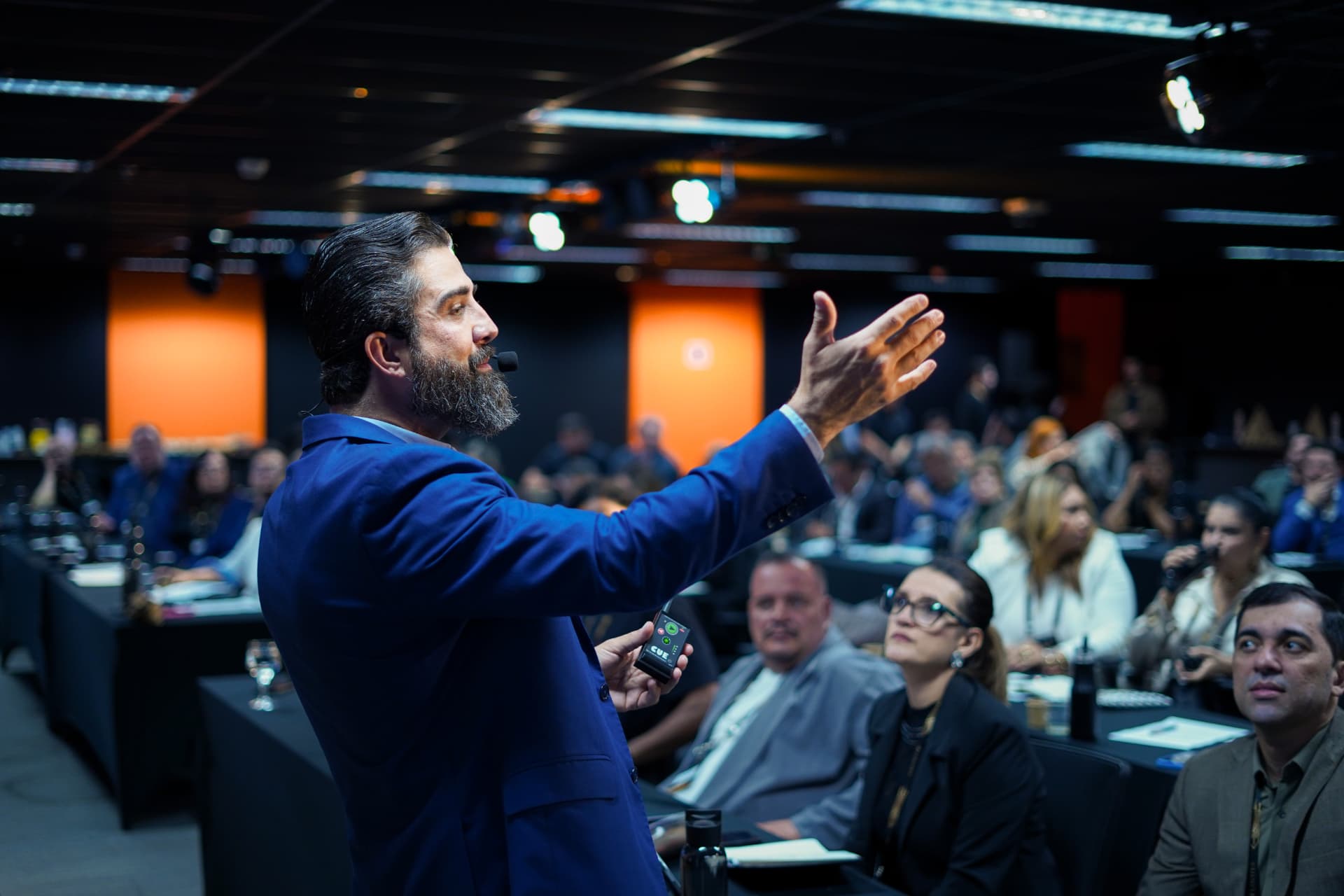 Ennemont conduzindo uma palestra para empresários